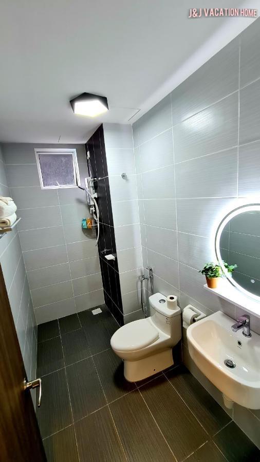 J&J Vacation Home@Novo8 Residence Kampong Tambak Екстериор снимка
