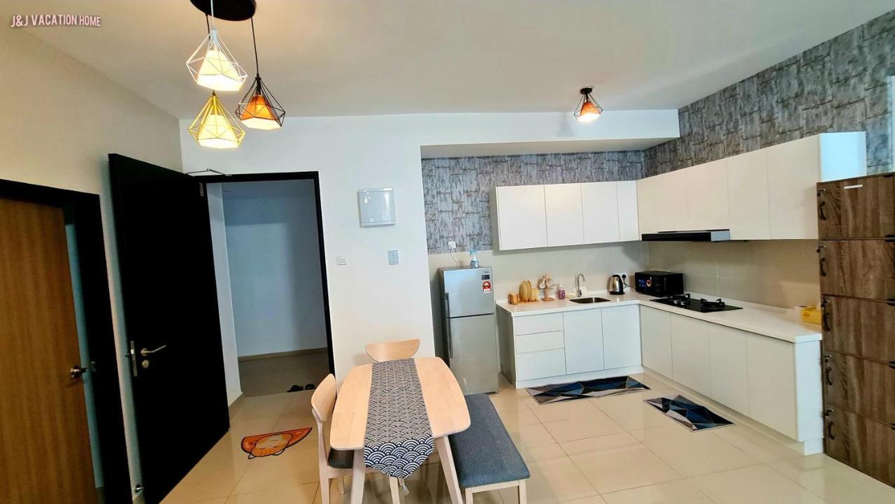 J&J Vacation Home@Novo8 Residence Kampong Tambak Екстериор снимка