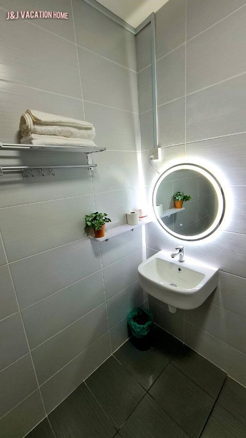 J&J Vacation Home@Novo8 Residence Kampong Tambak Екстериор снимка