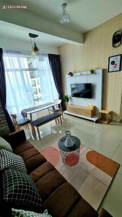 J&J Vacation Home@Novo8 Residence Kampong Tambak Екстериор снимка