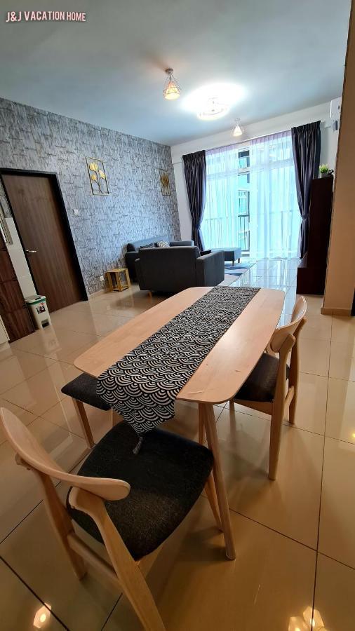 J&J Vacation Home@Novo8 Residence Kampong Tambak Екстериор снимка