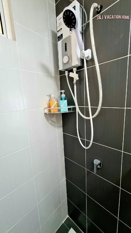 J&J Vacation Home@Novo8 Residence Kampong Tambak Екстериор снимка