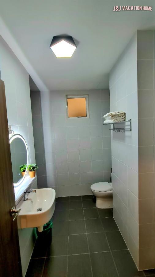 J&J Vacation Home@Novo8 Residence Kampong Tambak Екстериор снимка