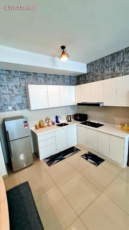 J&J Vacation Home@Novo8 Residence Kampong Tambak Екстериор снимка