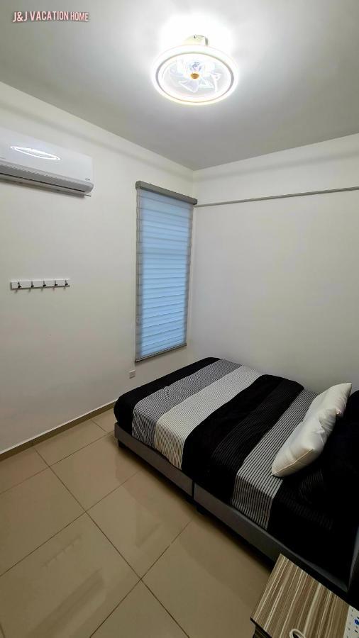 J&J Vacation Home@Novo8 Residence Kampong Tambak Екстериор снимка